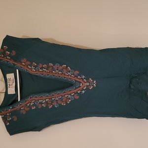 Gorgeous Top, Green, Intricate Design with Shiny and Pearly Trim. Size Small.